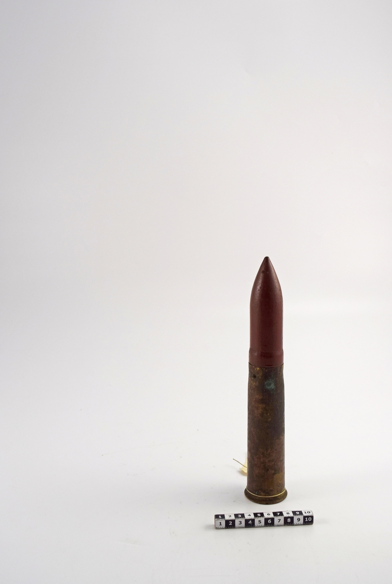 Patron 37 mm skarp m/1898. Mässingshylsa med brunmålad spetsig projektil med gördel av trä. Märkt i botten: C-NK-3L-02-04 03-krona-2 samt Skultuna stämpel
