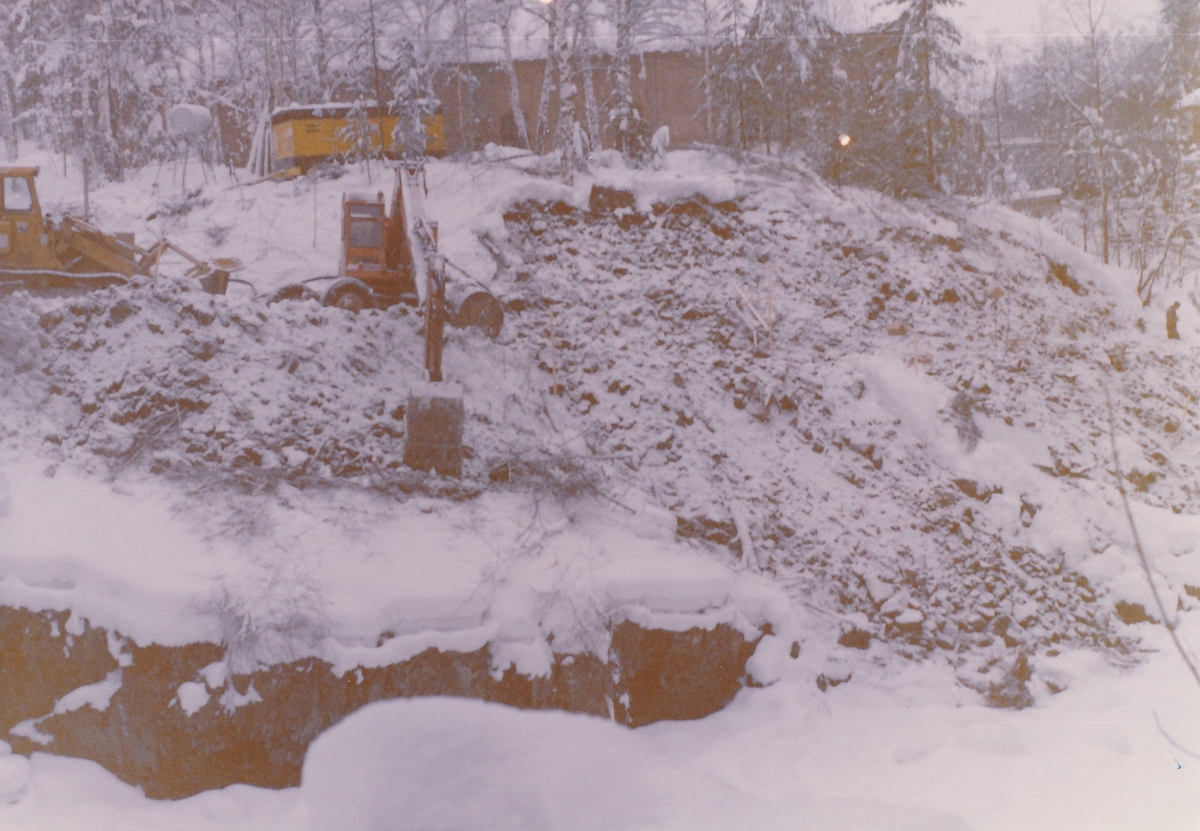 Veiarbeid om vinteren med anleggsmaskiner foran nybruket på Kistefoss