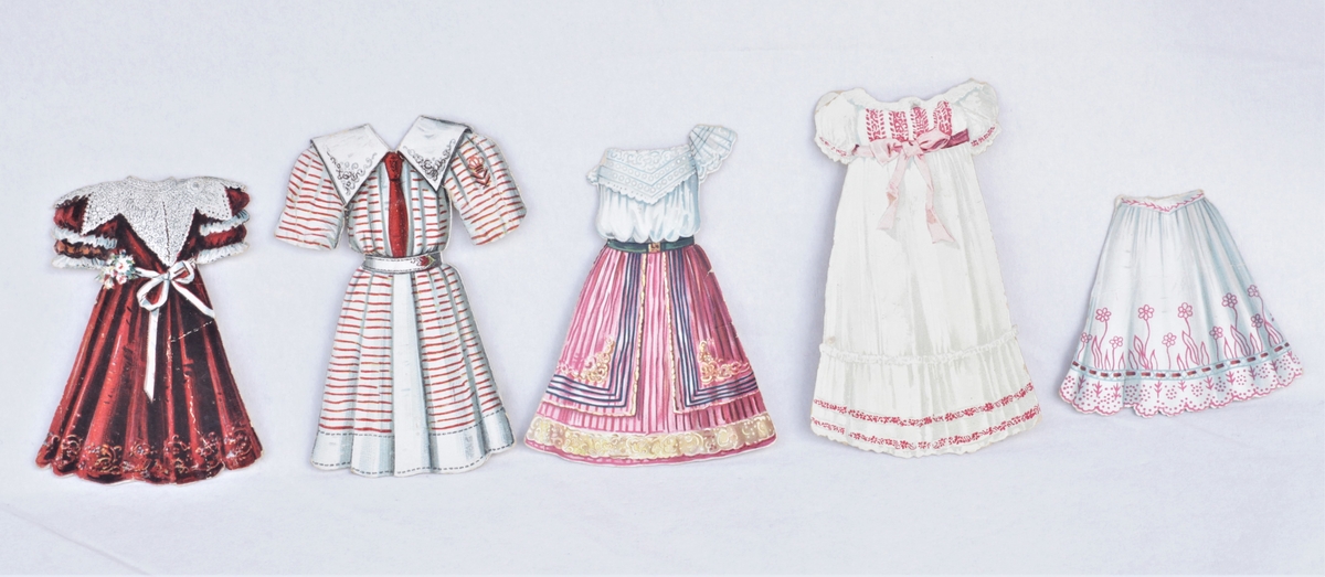 Fire kjoler (a,b,c,d) og et skjørt (e) til papirdukke i fargene hvit, rød, blå, rosa.
