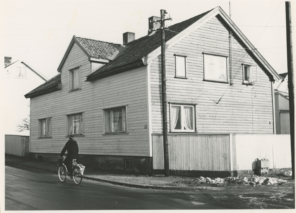 Fotograf har stått i Værlegata.
Detaljer: 
Historikk: Bygningen ble solgt til Moss kommune i 2001, deretter til Bane Nord som har revet bygget i 2019 til fordel for ny jernbanestasjon.
