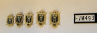Sköld med kunglig krona med lagerkrans och två svärd.
Hemvärn 30(utan siffra), 35,40,45,50 år