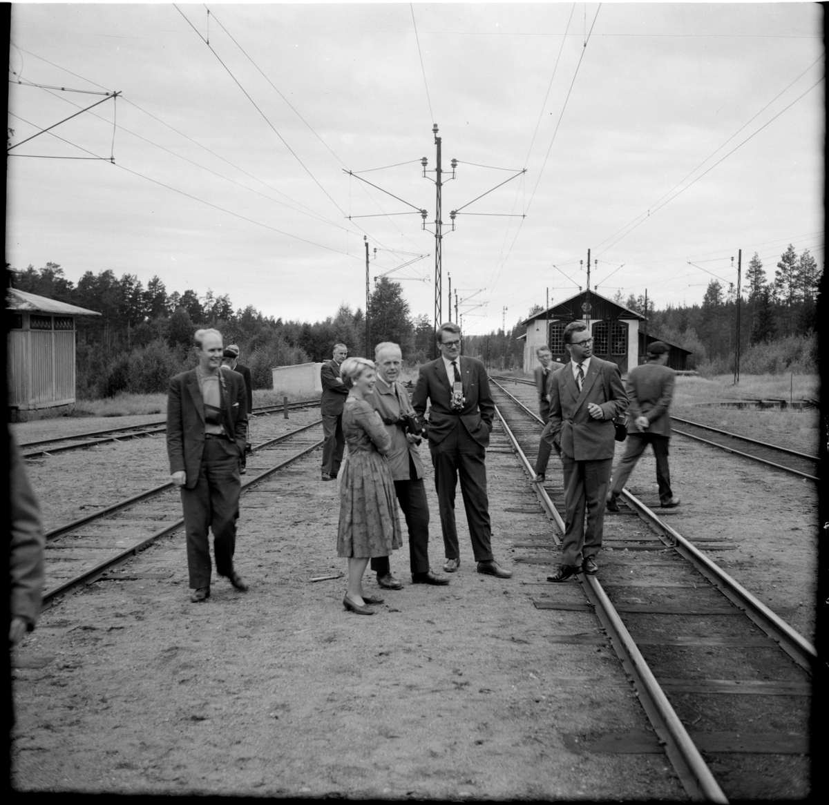 Besökare från Svenska Järnvägsklubben, SJKs höst resa på Nordmark - Klarälvens Järnväg, NKIJs bangård i Nordmark.