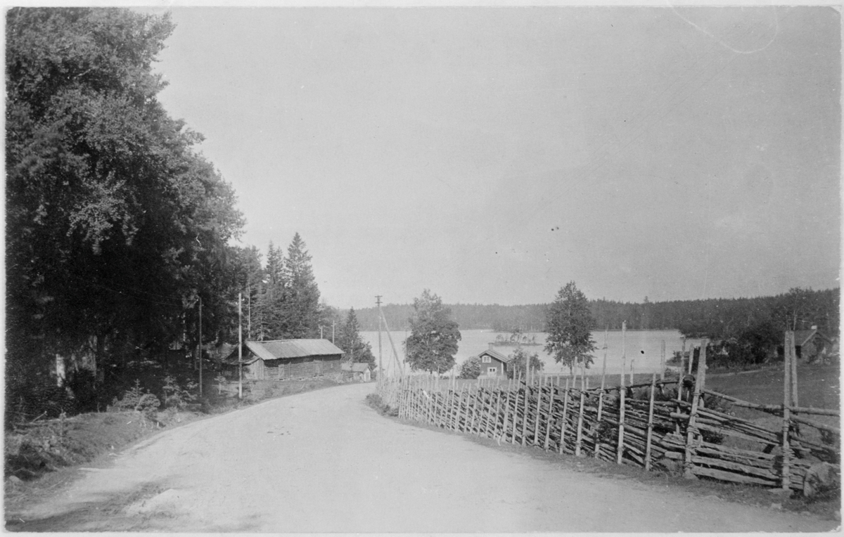 Vy över del av Stavsjön. Bilden är tagen från korsningen mellan järnvägen och allmänna vägen mellan Norrköping - Nyköping.