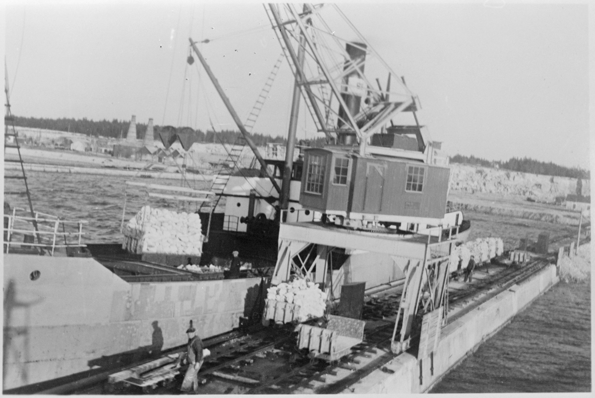 Kranlastning till ångbåt vid Bungenäs hamn från "tredje bryggan".