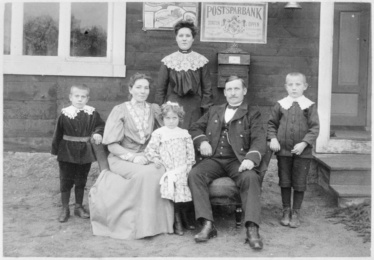 I soffan utanför stationshuset i Eringsboda ses stinsfamiljen Gottfrid Pettersson. Gottfrid var stationsföreståndare mellan 1905-1930.