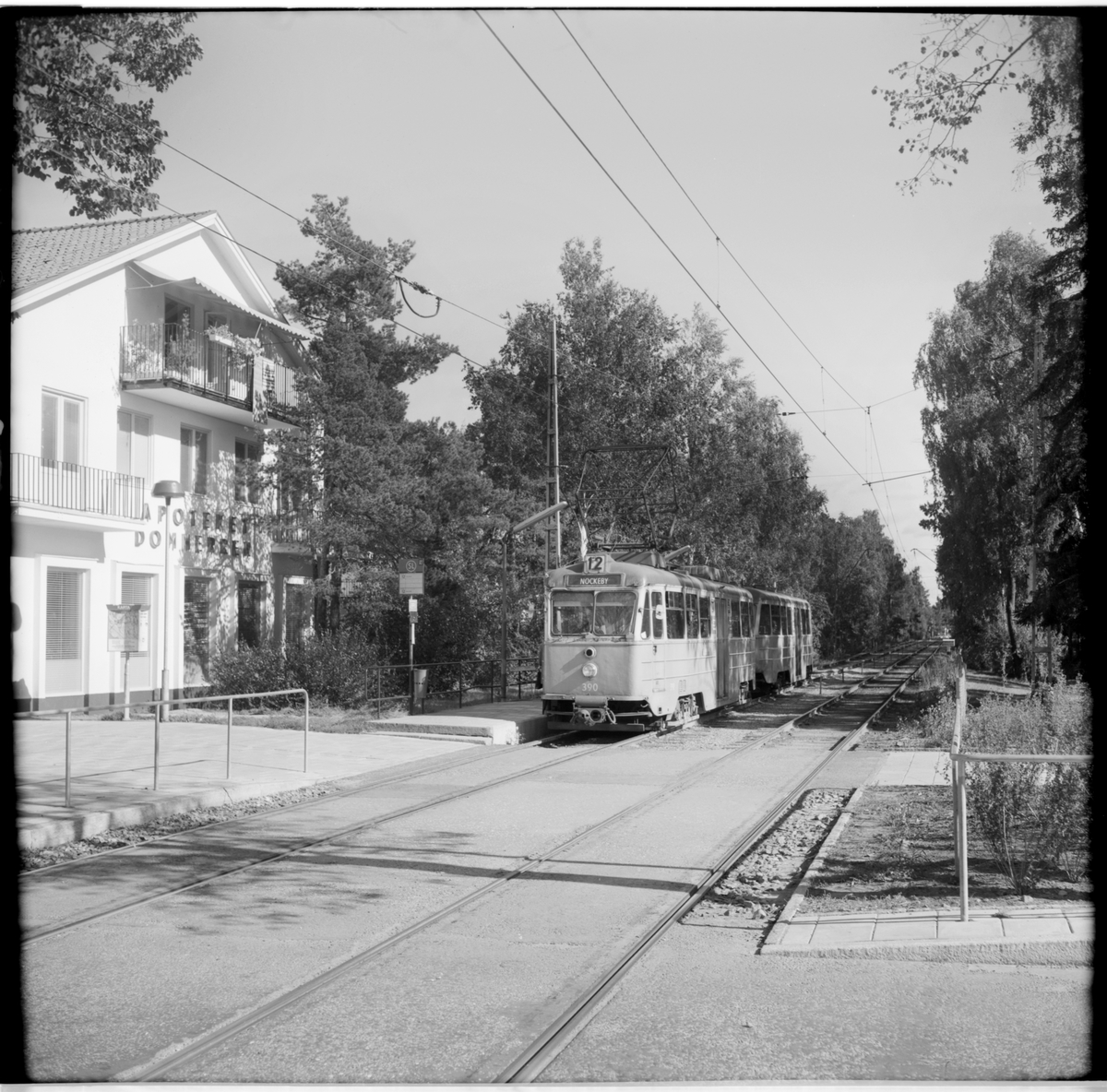 Aktiebolaget Stockholms Spårvägar, SS A24 390 "ängbyvagn" linje 12 Nockeby på hållplats vid Nockeby torg.