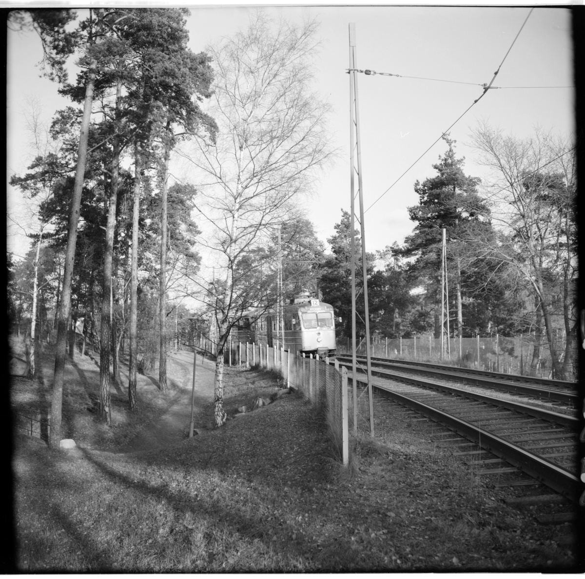 Aktiebolaget Stockholms Spårvägar, SS A24 367 "ängbyvagn" linje 12 Nockeby vid Trollberget i riktning mot Nockeby. Gångtunnel.