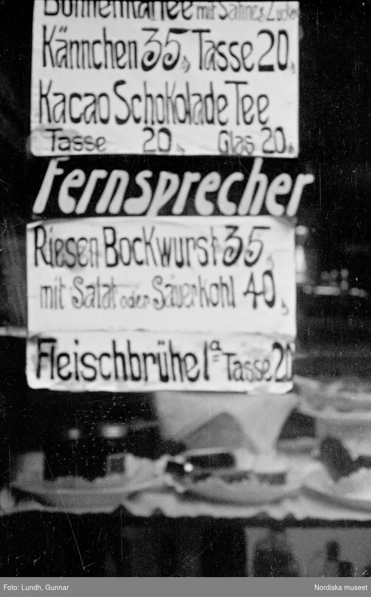 Motiv: Tyskland, Rankestrasse, Berlin, fröken Andersson, fru Rydelius;
Porträtt av två kvinnor som går på en stadsgata, en kvinna med svarta glasögon sitter i en port, stadsvy med fotgängare och en spårvagn.

Motiv: Tyskland, Berlin bl. a. Fredrichstrasse;
Skyltfönster med text "Gr. Mittagtisch! Kein Bedienungsgeld Kein Trinkzwang" och ett plakat uppsatt på fönstret, stadsvy med fotgängare och bilar, skyltfönster med text "Grog von Rum ....." "Fernsprechen", skyltfönster med text "Mittag u. Abend Gedeck 50" "Hier essen Sie besser und billiger" "Speise - Restaurant", skyltfönster med text "Gedecke bis 7 Uhr Abends 3 Gänge - 50 Grosse Auswahl."