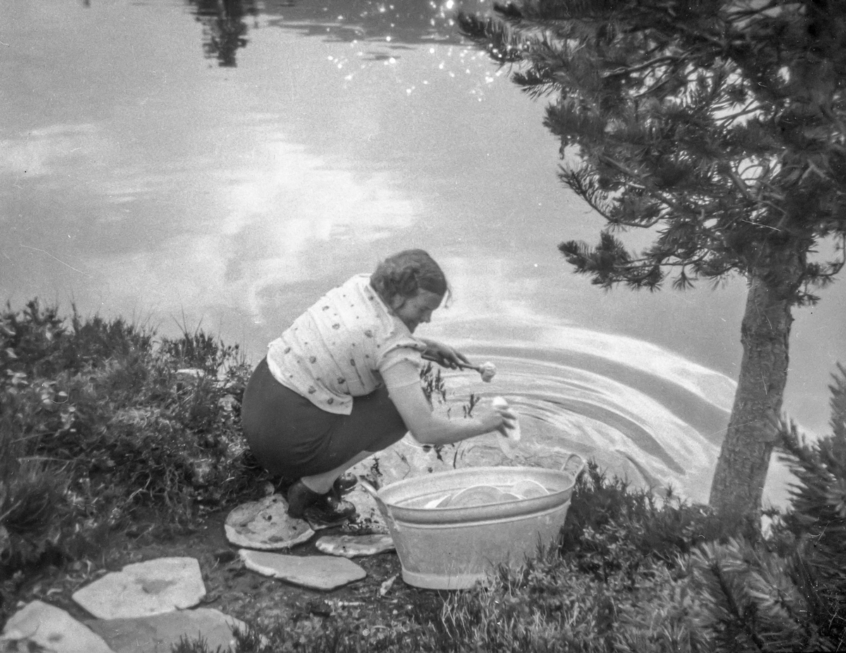 Marita Apold tek oppvasken ved Løyningsvatnet.