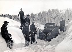 Snøbrøyting og snømåking av vegen over Nordmarka i 1942-1943