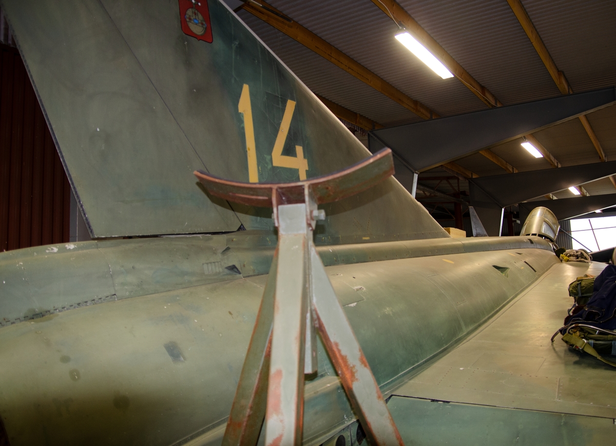 Jaktflygplan, J 35A
Saab 35 Draken

Märkning: på framkroppen flottiljnummer 16; på fenan kodsiffra 15.