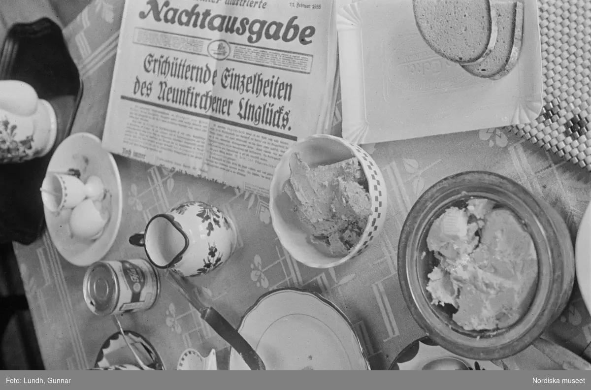 Motiv: Tyskland:
Ett dukat frukostbord med en tidning "Nachtausgabe".

Motiv: Tyskland, Berlin, Rankestrasse;
Gatuvy med fotgängare och bilar.
