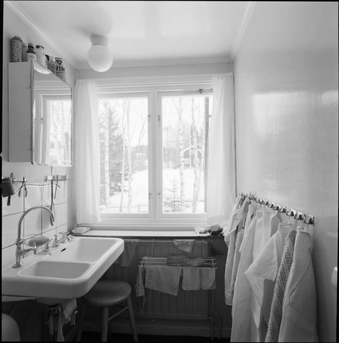 villa Ahlgren
Interiör, tvättrum med handfat vid ljust fönster.