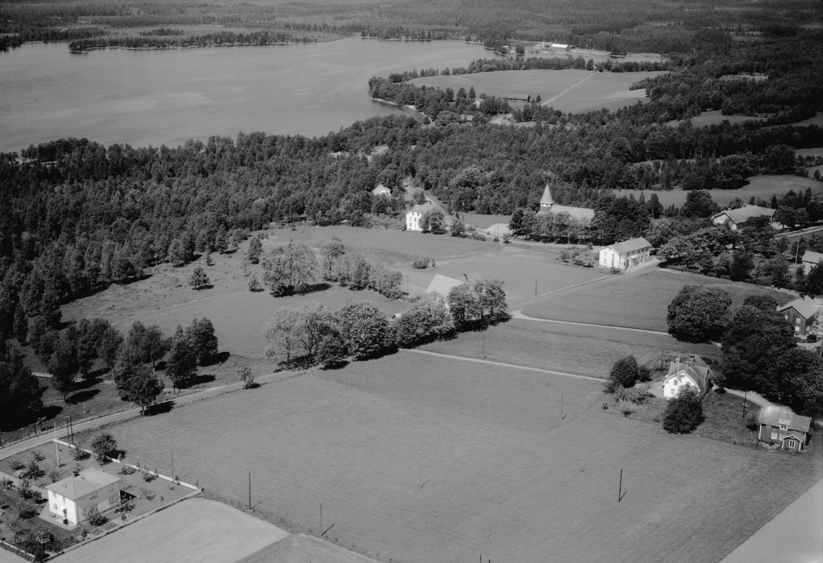 Flygfoto över Bonstorp och Bondstorps kyrka i Jönköpings län. Nr 1105/1961