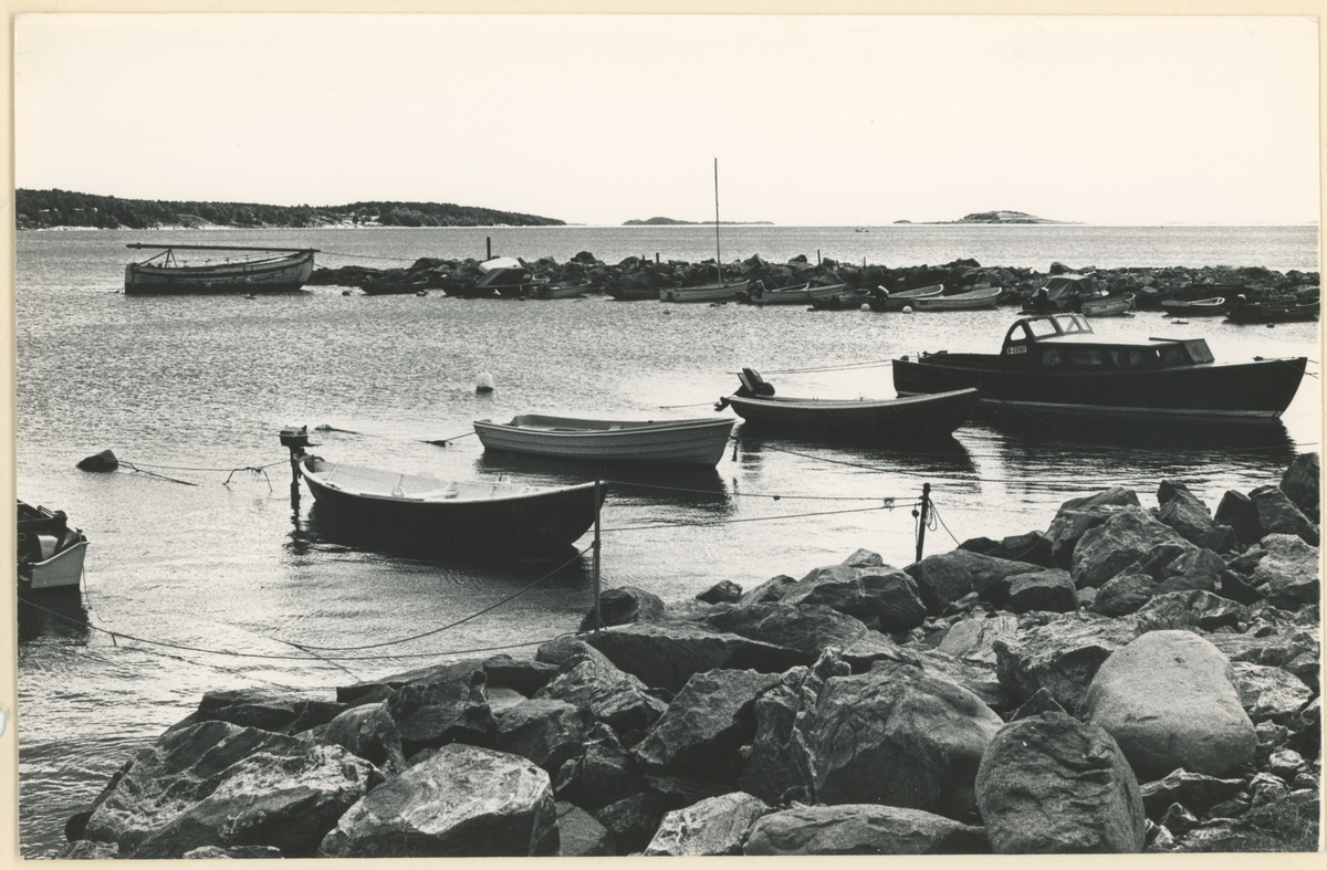 Båthavn. Fiske. Trolig 1969.

Fotograf har stått på land ved Fiskebryggen.
Detaljer:	Steinmolo og små båter.
Historikk: En ny marina ble planlagt for plassen ved Fiske.
