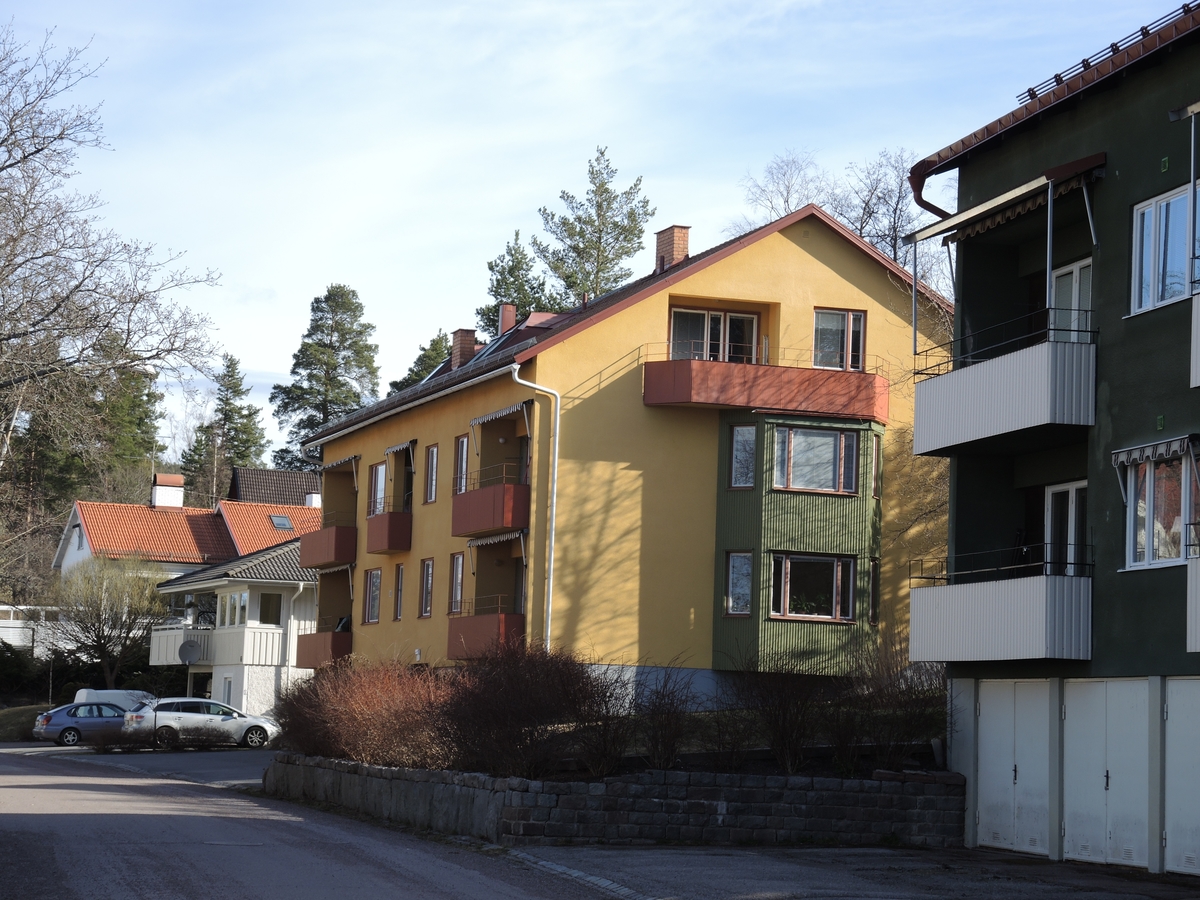 Flerbostadshus vid Jesper Svedbergs väg på Kyrkbacken i Falun. Sannolikt urprungliga detaljer i form av balkongfronter, burspråk och fönster.