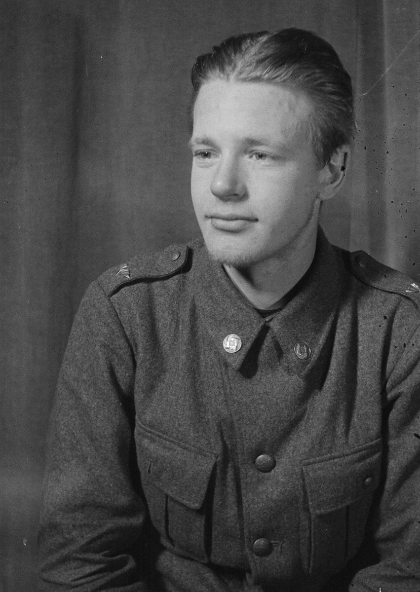 Porträttfoto av soldat Nils Gustaf Roland Kjäll (nummer 839), mekaniker i Posio vid F 19, Svenska frivilligkåren i Finland under finska vinterkriget, 1940.