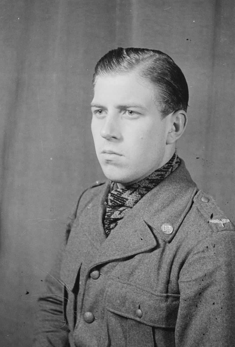 Porträttfoto av soldat Olle Evert Nilsson (nummer 854), mekaniker i Uleåborg vid F 19, Svenska frivilligkåren i Finland under finska vinterkriget, 1940.