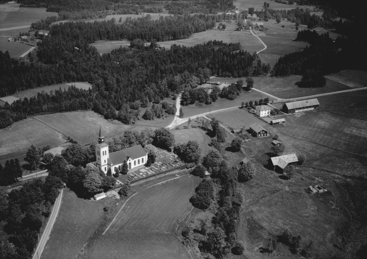 Flygfoto över Båraryds kyrka i Gislaveds kommun, Jönköpings län. Nr 1120/1961
