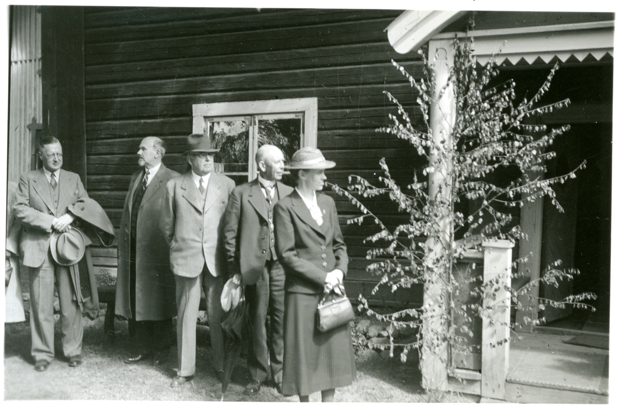 Norberg sn, Norberg.
Fyra män och en kvinna framför gamla Tingshuset, från Engelbrektsutställningen 1934.