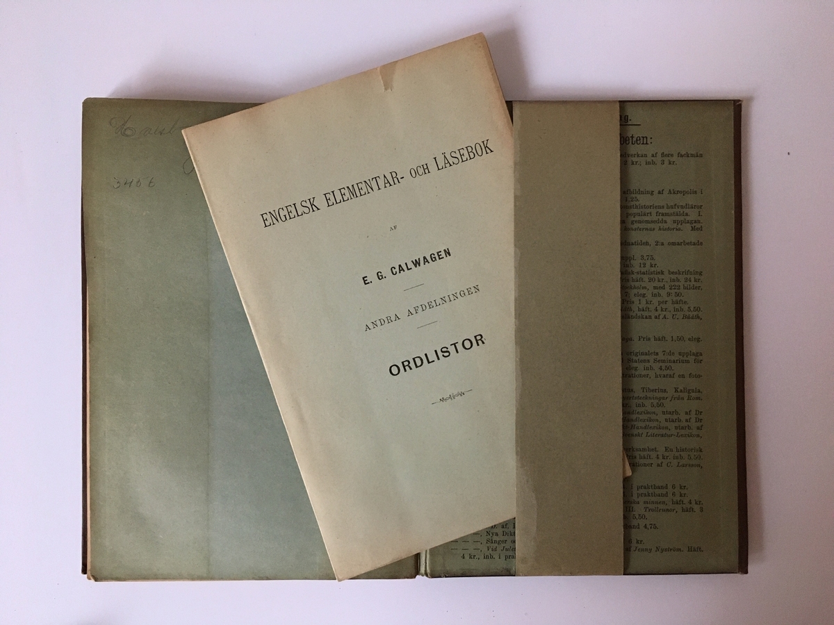 Tunn bok på 107 sidor med ryggtitel: "Calwagen. Engelsk Elem. - och Läsebok". Samt i bakre pärm en "Andra afdelningen Ordlistor" på 28 sidor.