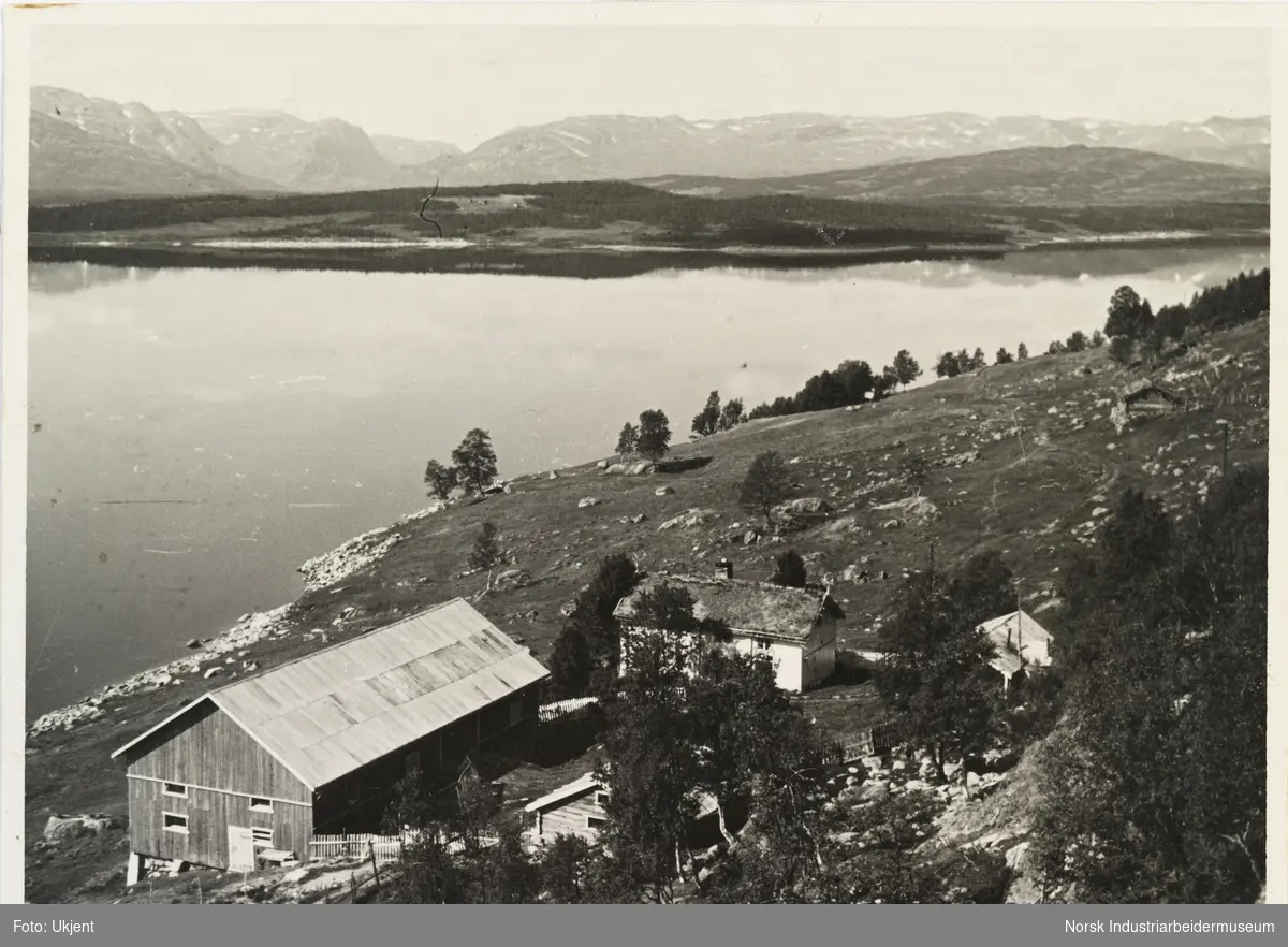 Skinnarland, med utsikt mot innsjøen Møsvatn
