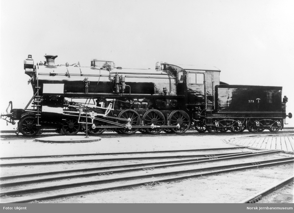 Leveransefoto av damplokomotiv type 26c nr. 379 hos Motala Verkstad, Sverige