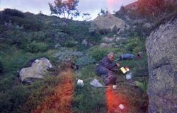 Olav O. Vågen tar seg en pause i fjellet under reinsdyrjakta
