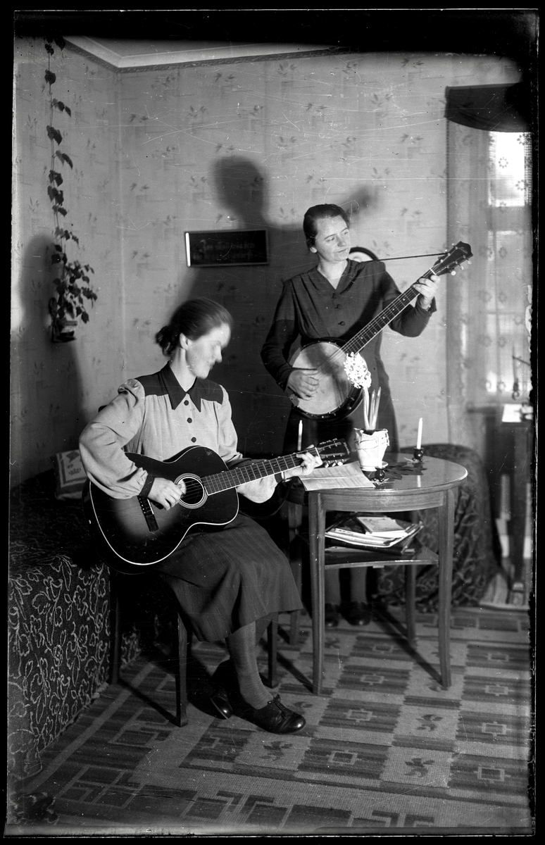 Kvinnor med gitarr och banjo