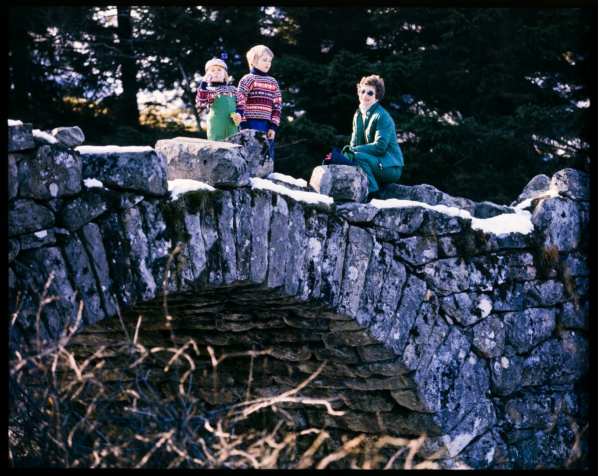 Fotografens kone og to barn i på en gammel steinbro i Skånevik. 