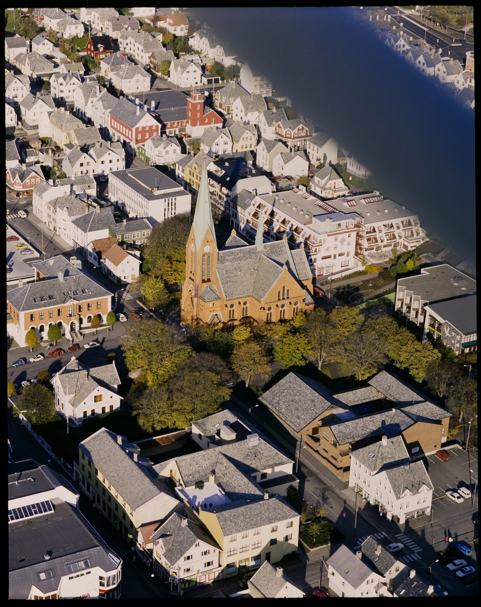 Flyfoto over Vår Frelsers kirke i Haugesund.