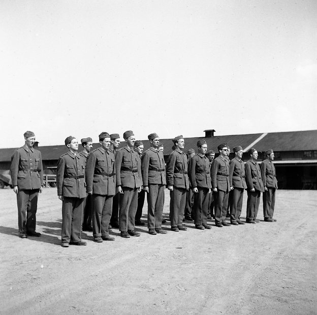 Värnpliktiga i uniform m/1939 och långbyxor.