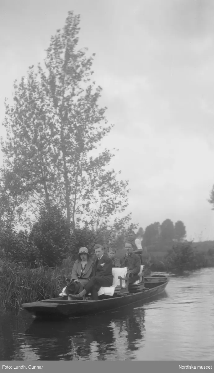 Motiv: Utlandet, Spreewald 92 - 101 ;
Kvinnor och män sitter i en båt, två kvinnor i folkdräkt. två kvinnor i folkdräkt står vid ett hus.
