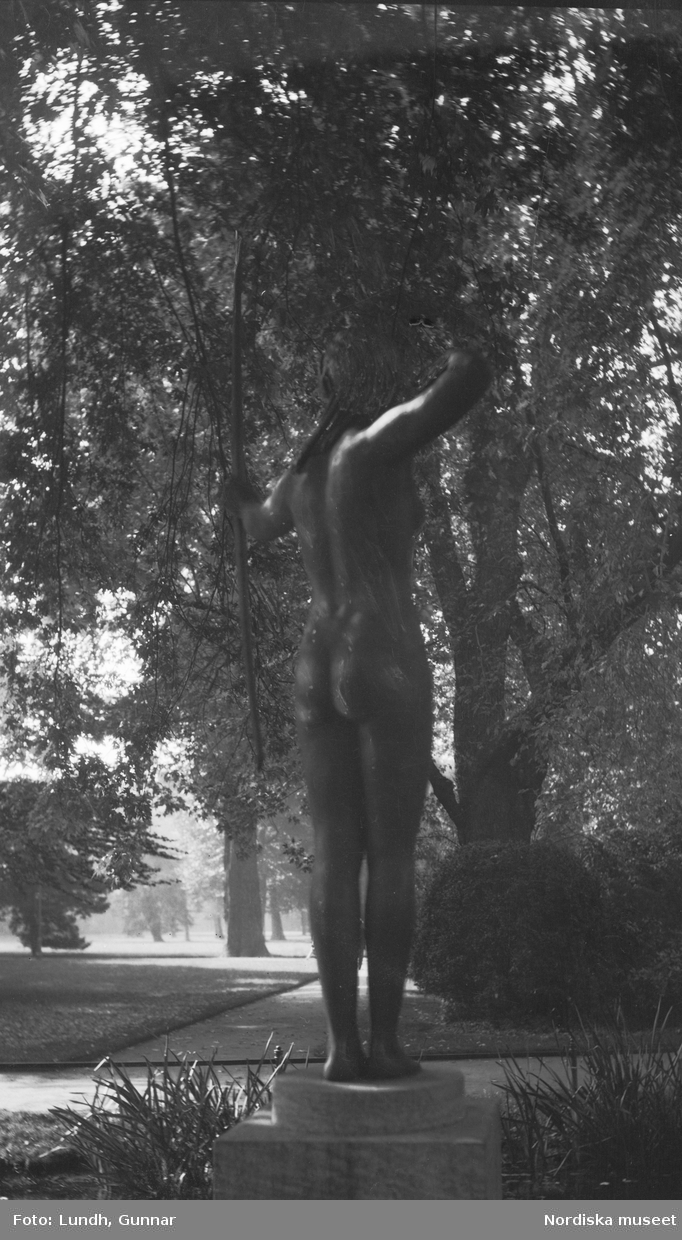 Motiv: Utlandet, Berlin 114 - 146 ;
En skulptur i en park, en mast i fackverkskonstruktion, människor badar i ett utomhusbad och människor sitter på en utomhusservering - en skylt "Gesamt Bau Ausführung Gottlieb Tesch .......".