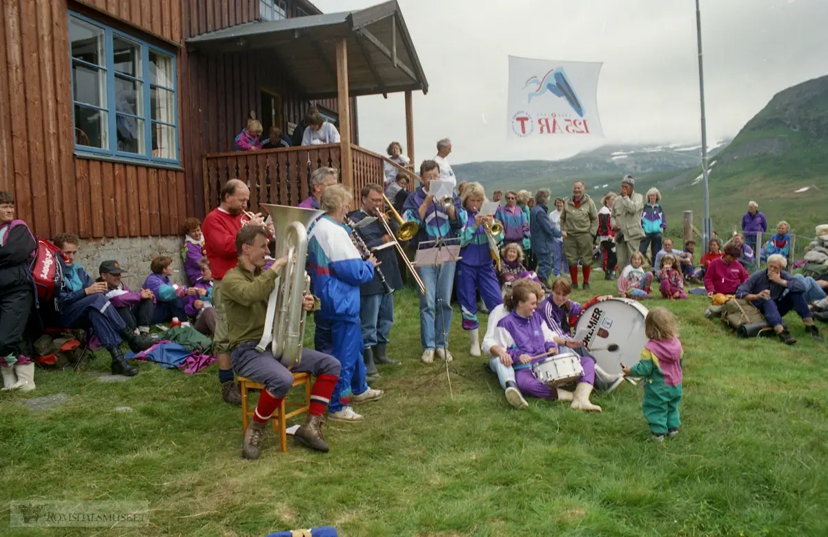 "Vi feirer Den Norske Turistforening 125 år på Måsvassbu 24.07.1993".