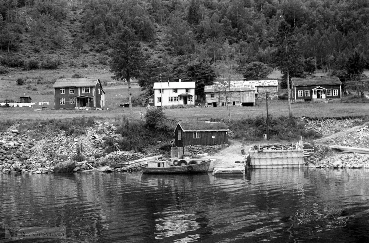 Det var fastbuande på Heom fram til 1946. Molde og Romsdals turistforening har turisthytta Hoemsbu her.