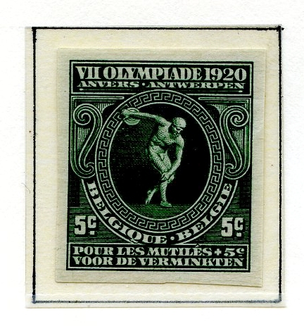 Tre frimerker montert på albumside. Det første frimerket er grønt med bilde av en diskoskaster, det andre er rødt og viser  seiersgudinnen Nike i en stridsvogn bak fire hester, og det tredje frimerket viser en løper.
