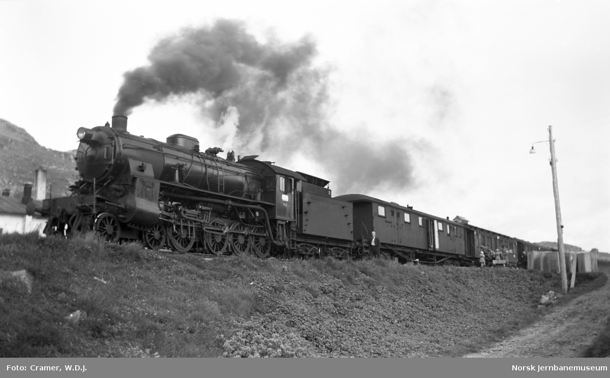 Damplokomotiv type 31b nr. 402 med hurtigtoget fra Oslo Ø til Bergen, tog 609, på Finse stasjon