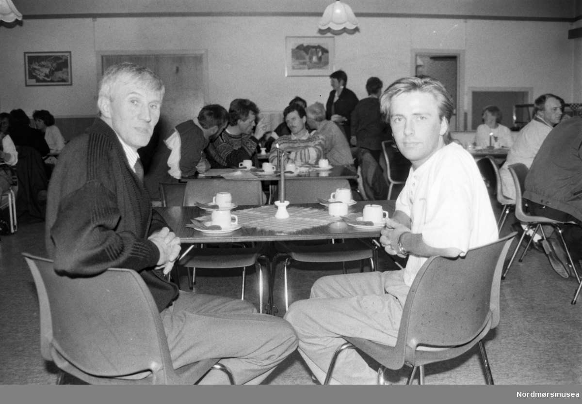"Ingar Angelhus (t.v.) og Lasse Moen." Bildet er fra avisa Tidens Krav sitt arkiv i tidsrommet 1970-1994. Nå i Nordmøre museums fotosamling.