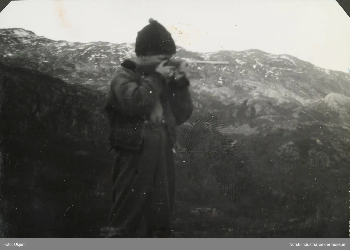 Olav Vågen med lekegevær i fjellet på Staulsnuten mot Stovedokk