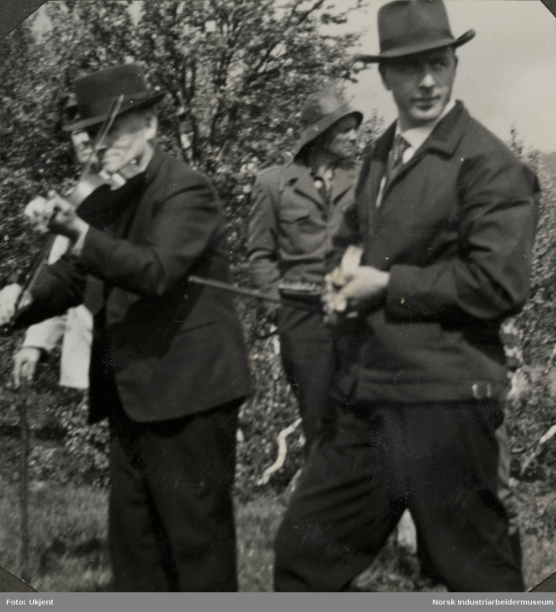 Johannes Dahle og Trygve O. Vågen spiller fele under hesteslepp på Møsstrond i 1964