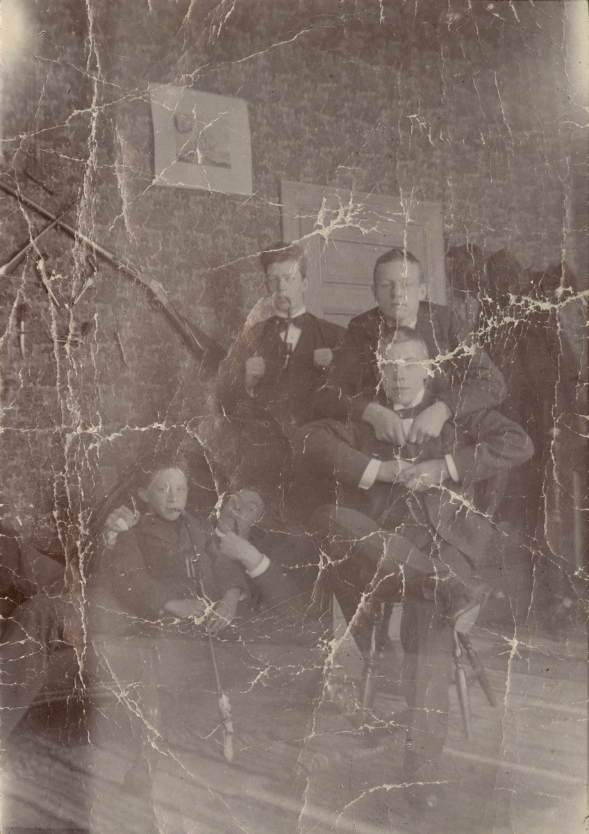 Text i fotoalbum: "Min gamla skolpojkslya hos Härdelins. 1898?"