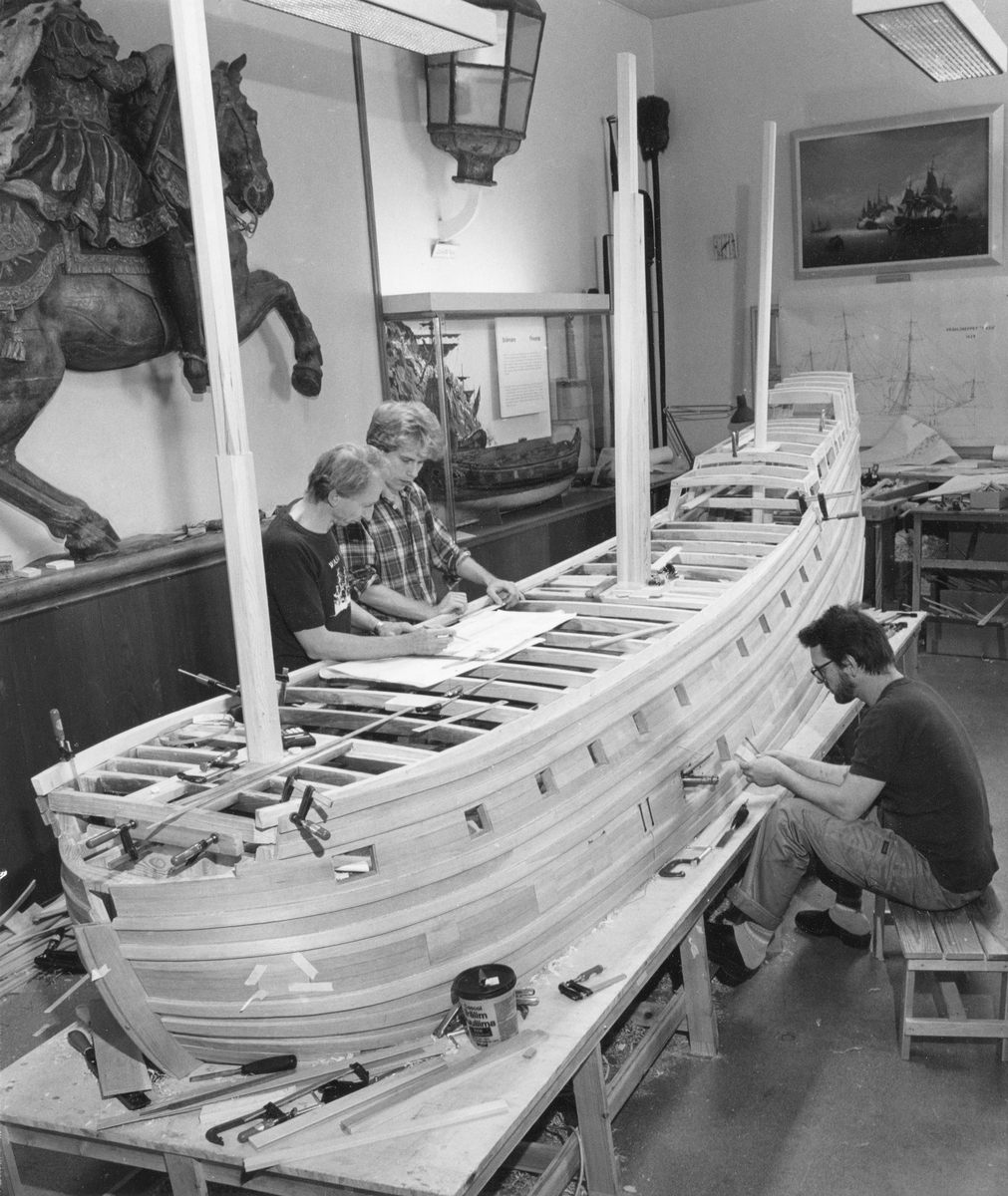 Modellbyggarna Göran Forss, Stefan Bruhn och Lars Eriksson i arbete med modellen av Vasa i skala 1:10.