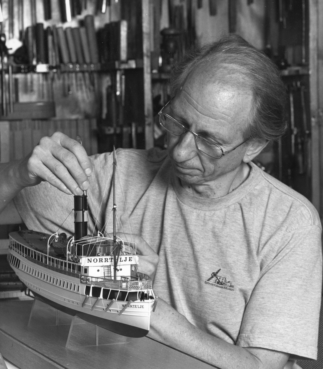 Modellbyggare Göran Forss med sin modell av passagerarångfartyget NORRTELJE.