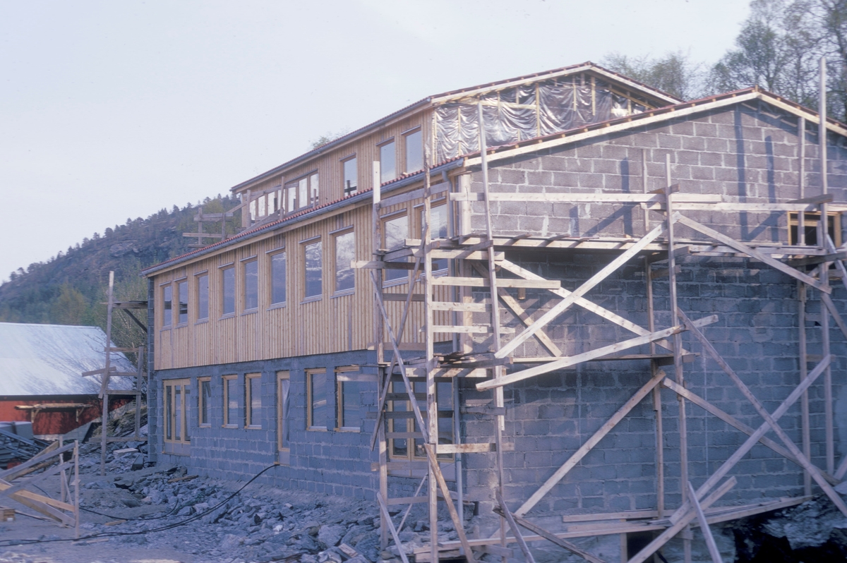 Bygning under oppførelse. Dette er forskningsstasjonen Forsheim i Skjomen utenfor Narvik. Dette er B-bygget.