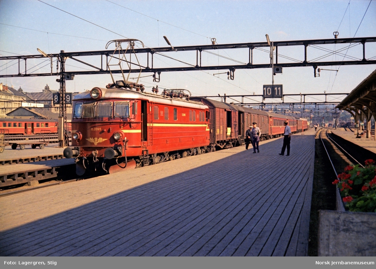 Elektrisk lokomotiv El 11 2095 med persontog på Oslo Østbanestasjon