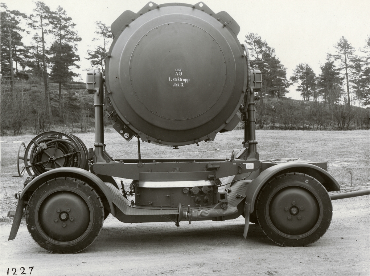 Strålkastare typ ZH 150, med 150 cm spegeldiameter, högeffektlampa och elektrisk manövrering på automobilsläpvagn. Tillverkad av Svenska Instrument Aktiebolaget (SIA).