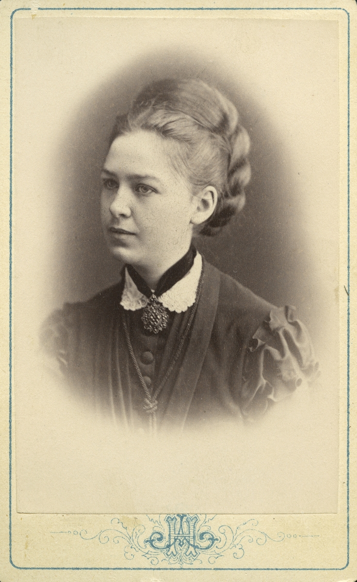 Fru von Sydow f. Wikström.