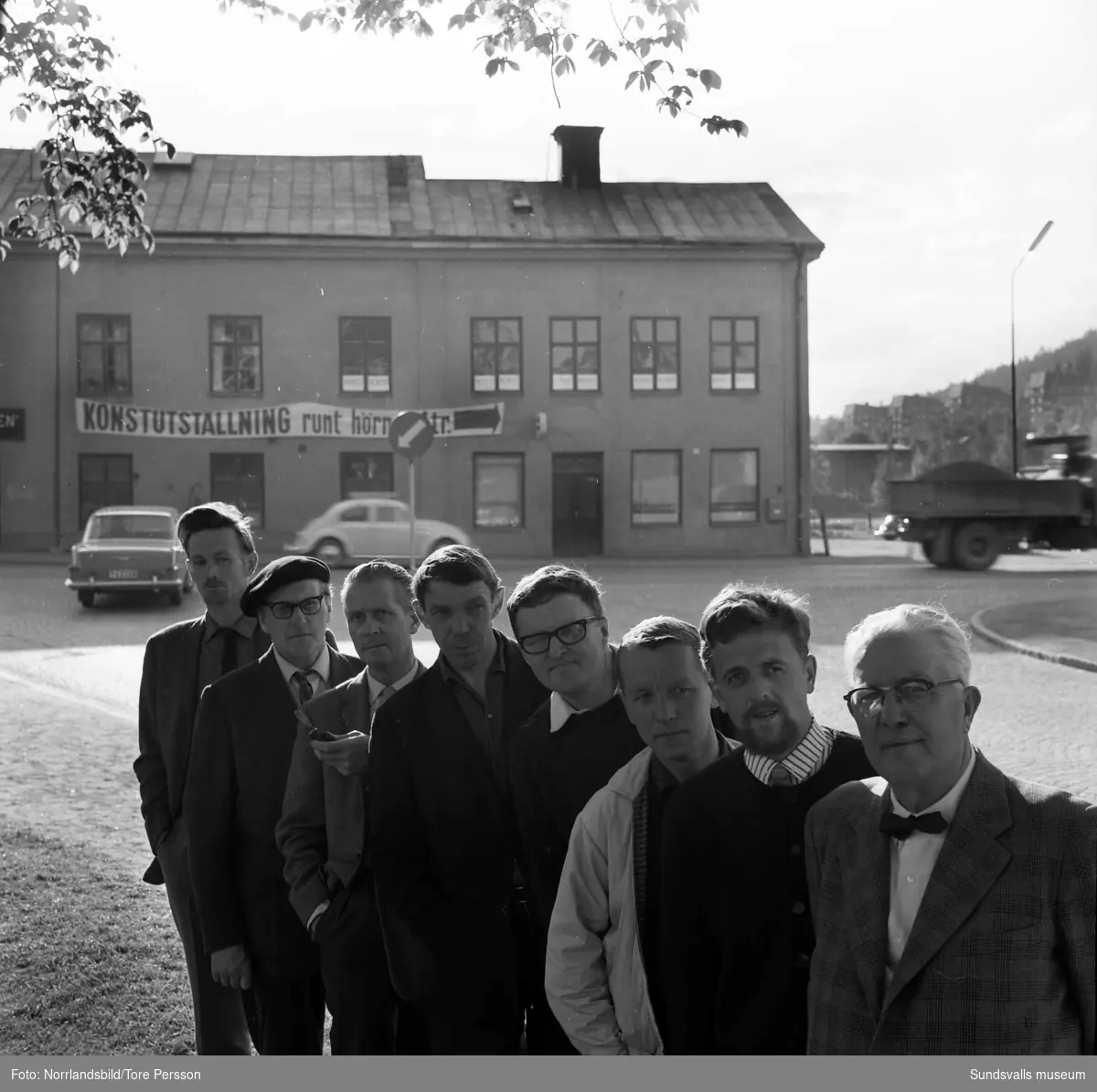 Tre bilder av åtta Sundsvallskonstnärer vid gamla snickerifabriken på norra sidan om Storbron. Första bilden från vänster: Lennart Wennersten, Harry Ekelund, Sixten Wahlgren, Sune Blomqvist, Johan Lundgren, Hans-Eric Öberg, Sven Höglund och Gustaf Walles.
