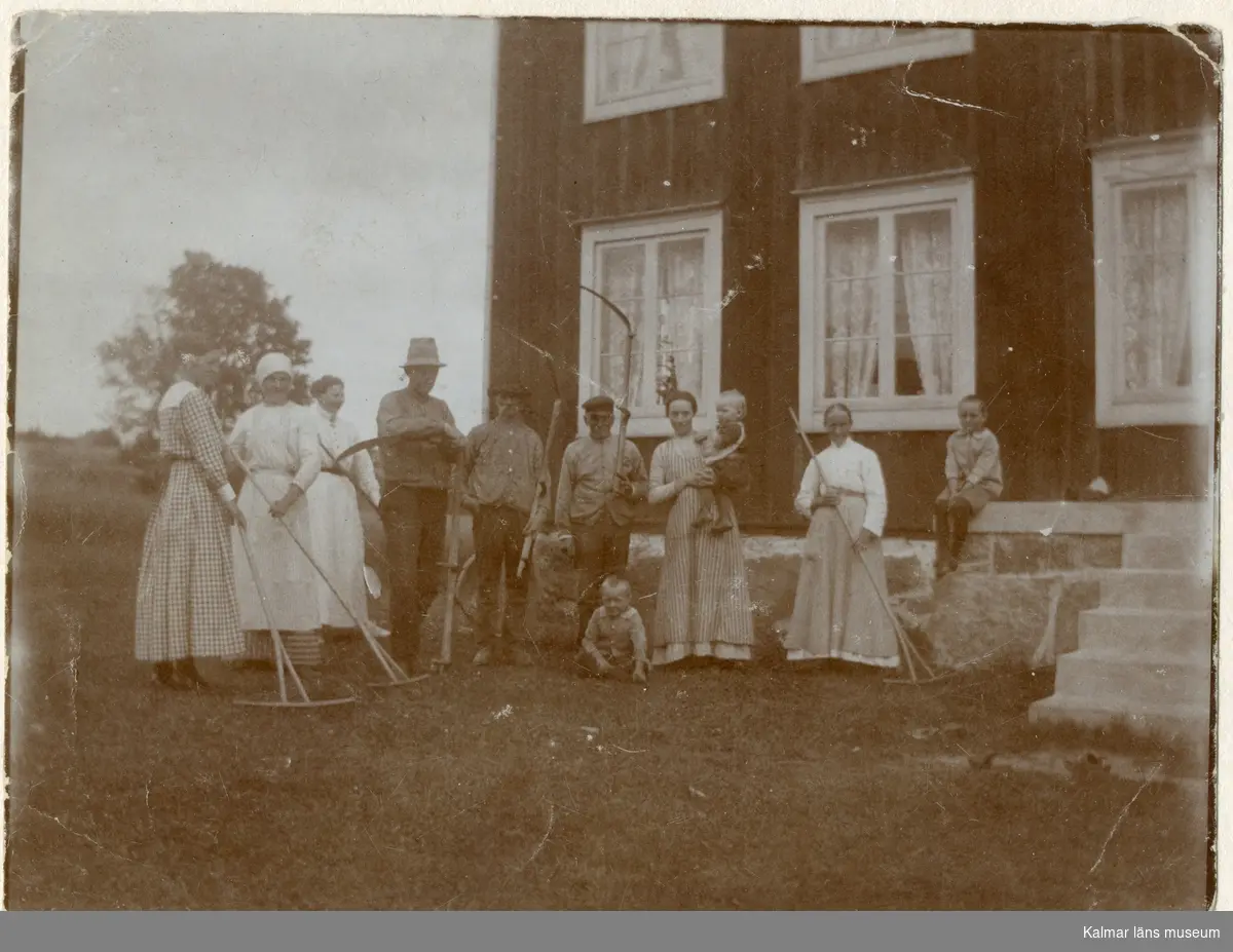 Johan Fransson m. familj och slåtterhjälp utanför hemmet i Tomeshult någon gång på 20-talet.